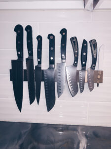 Wall mounted knife block